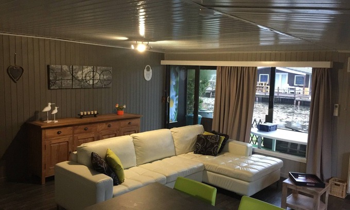 Geel House | Chalet in park with a fishing pond