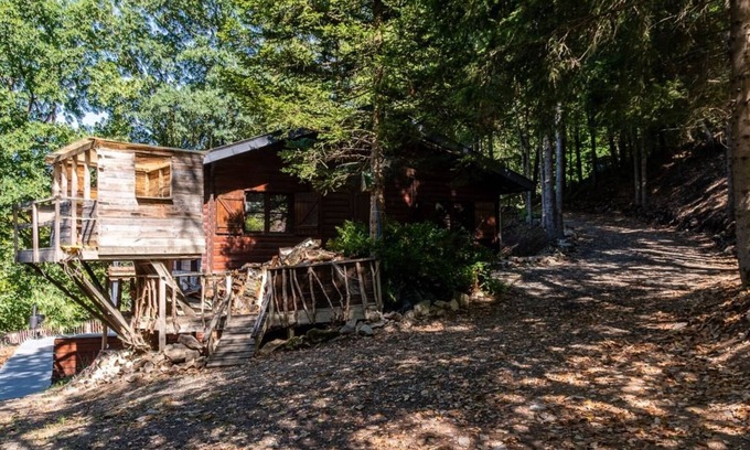 The Ardennes Ski Chalet | Chalet in the woods with jacuzzi and Sauna