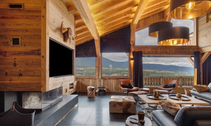 Superbolquere Ski Chalet | Chalet 'Isabella Lodge Pyrénées' with Lake View, Private Terrace and Wi-Fi
