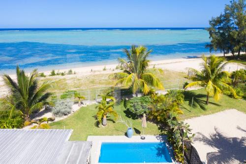 Surinam Ski Chalet | Chalet Kestrel with pool on the beach