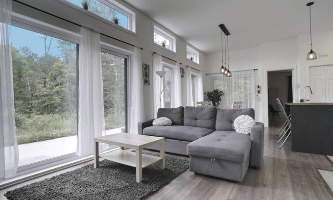 Chertsey Ski Chalet | Chalet L'Hérisson (Modern, Spa, BBQ, waterfront)