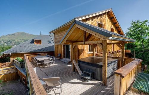 Mont-de-Lans Ski Chalet | Chalet Le Petit Bes by Leavetown Vacations