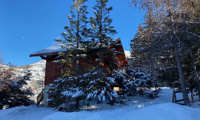 Le Sauze Ski Chalet | Chalet Le Refuge, at the foot of the slopes in Le Sauze.