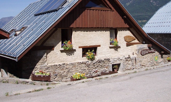 Oz Ski Chalet | Chalet Le Sardonnier , comfortable accommodation for up to 15 people