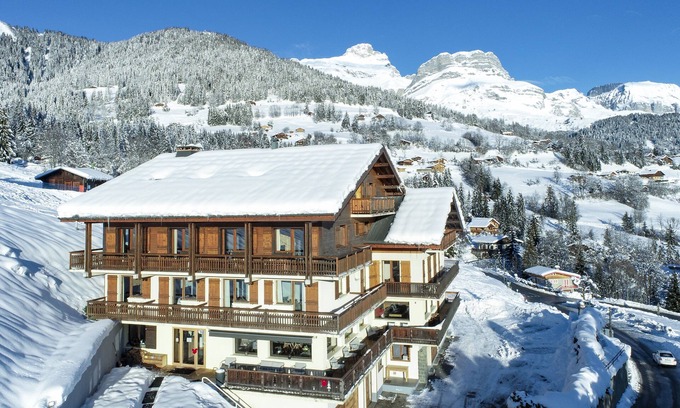 Cordon Ski Chalet | Chalet Les Rhodos - sleeps 60 - Facing Mont Blanc in Cordon