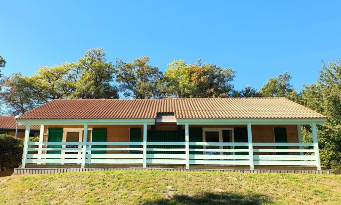 Blavignac Ski Chalet | Chalet 'Lilas Pour' with Mountain View, Shared Pool and Wi-Fi