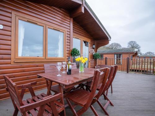 Kinross Ski Chalet | Chalet Loch Leven Lodge 12 by Interhome