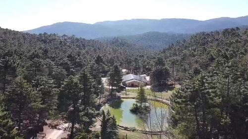 Riopar Ski Chalet | Chalet lujo en finca Zafiro lagunazo Riopar 5 o 3 dormitorios y 3 Baños Parque Natural del Rio Mundo