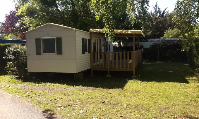 Les Mathes RV Rental | Chalet "Mobil-Home Climatisé, Calme, Arboré" with Pool, Private Terrace & A/C