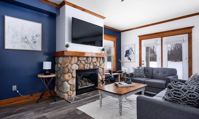 The Blue Mountains Condo | Chalet near Blue Mountain: Shuttle, Walk & Trails!