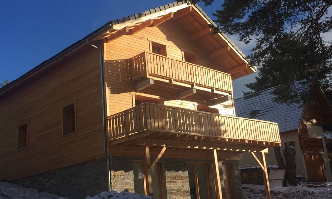 La Joue du Loup Ski Chalet | chalet of 12 beds spa and sauna located 200 meters from the slopes