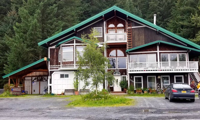 Seward Condo | Chalet of Seward AK suites A : mountain view (950 SF)