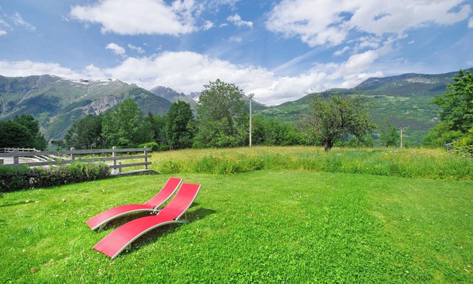 La Salle Cabin | Chalet 'Petite Maison Des Alpes' with Mountain View and Balcony
