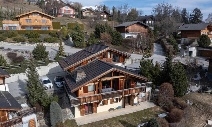 Randogne Ski Chalet | Chalet Renard Blanc is a luxurious yet cozy home for skiing, golfing, and hiking