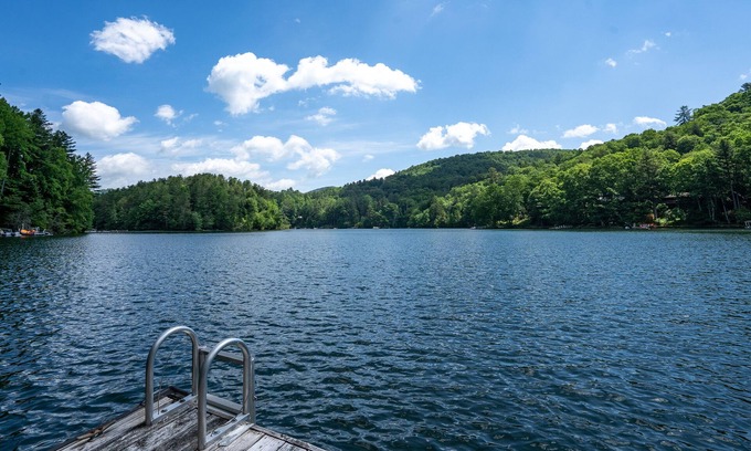 Hamburg House | Chalet Rouge - Mountain Lake Front Home!