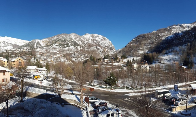 Saint-Etienne-de-Tinee Apartment | Chalet-style apartment in a village, 300m from the cable car