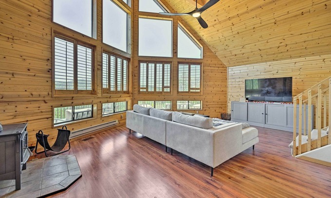 Strawberry Cabin | Chalet-Style Pine Cabin w/Wraparound Deck & Views