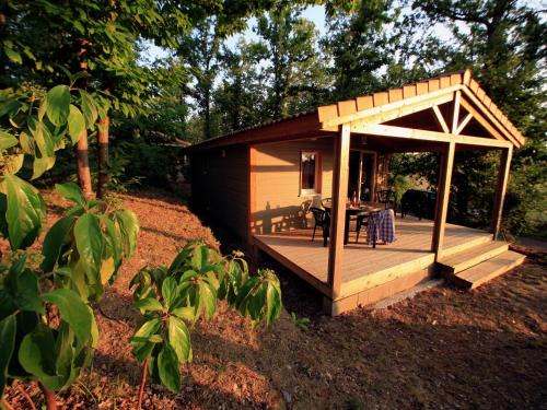 Monclar-de-Quercy Ski Chalet | Chalet with dishwasher on a hill
