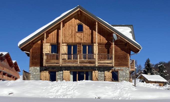 Albiez-le-Vieux Ski Chalet | Chalet Zénith at the foot of the ski slopes, facing the Aiguilles d'Arves mountains