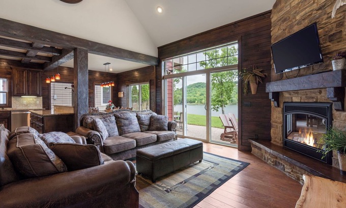 Lampe House | Chalets Resort Luxury Lakefront Villa 7~Amazing View~2 Pools~Free Amenities~Family Friendly
