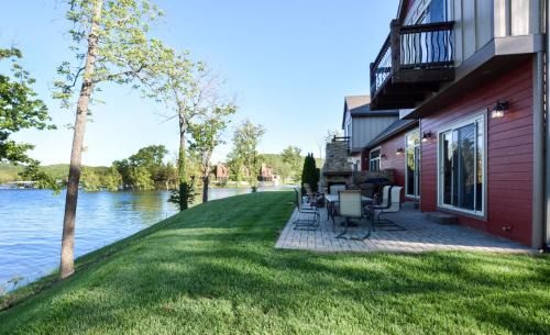 Lampe House | Chalets Resort Luxury Lakefront Chalet Family Friendly 2 Pools Free Amenities