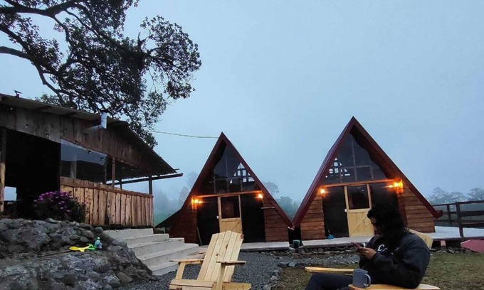 Roble Ski Chalet | Chalets Vistas del Poas, un Refugio en la Montaña con la Mejor Vista del Volcán