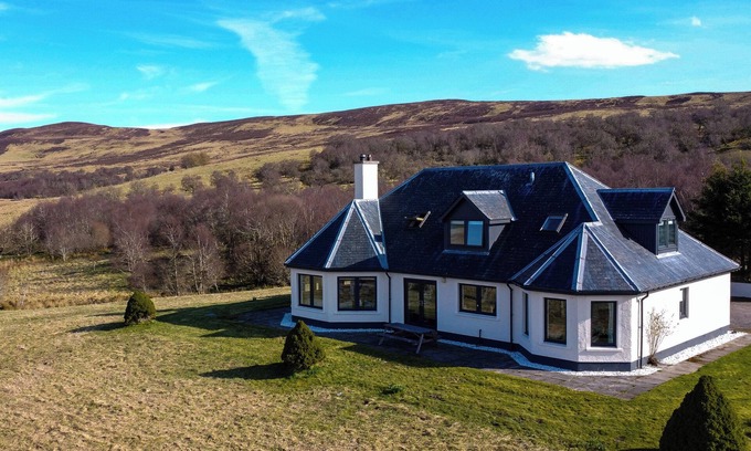 Lairg House | CHALLENGER LODGE, pet friendly, character holiday cottage in Lairg