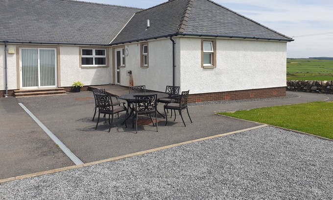 Newton Stewart Cottage | CHALLOCHMUN BUNGALOW, pet friendly, with a garden in Glenluce