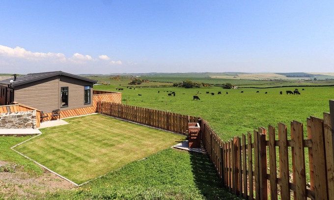 Newton Stewart House | CHALLOCHMUN VIEW, family friendly, with a garden in Glenluce