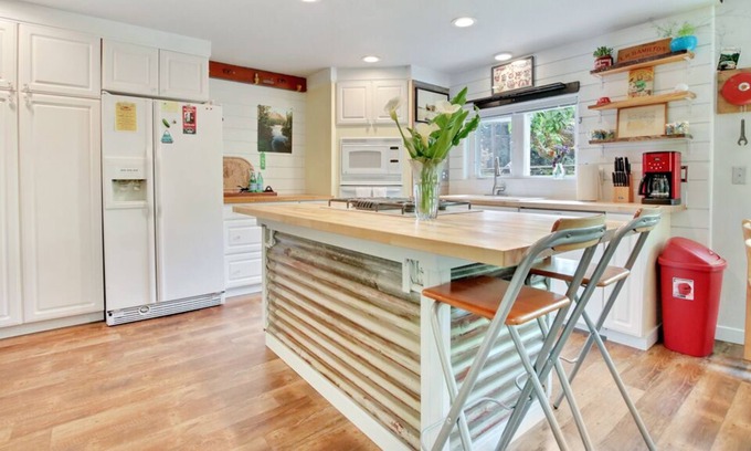 University Place House | Chambers Bay Tacoma Iconic Family Vacation Home Private Retreat Space Courtyard
