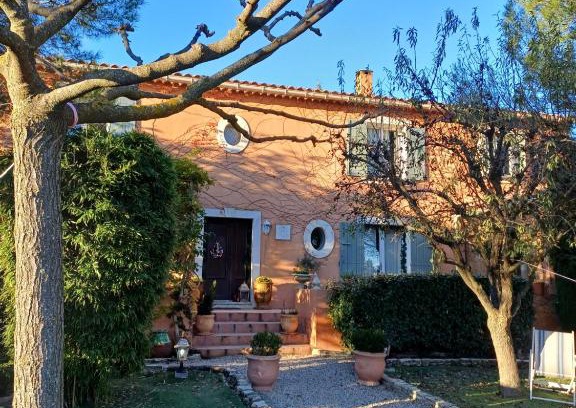 Saint-Saturnin-les-Avignon Bed & Breakfast | Chambre d hôte Lavande "Au fond du jardin"