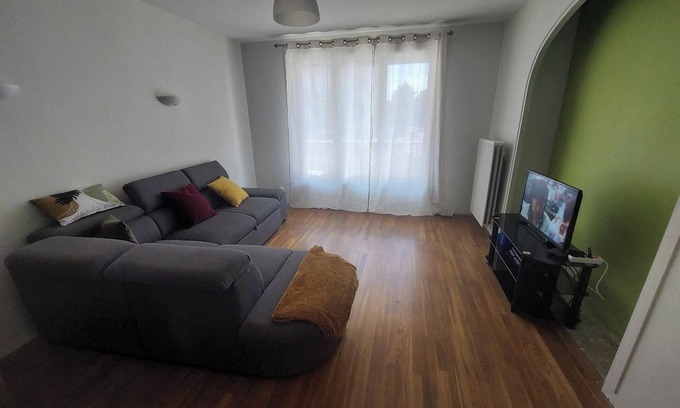 Vaulx-en-Velin Bed & Breakfast | Chambre à 10min du Grand Parc Miribel Dans un Appartement Tout Équipé