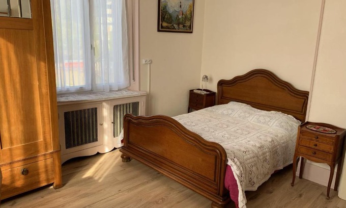 Saint-Amarin Bed & Breakfast | Chambre Arnica lit 140 wifi sdb partagée