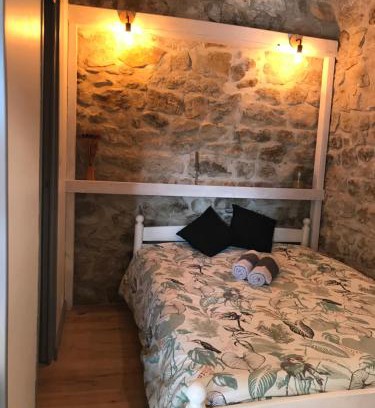 Saint-Genest-de-Bauzon House | Chambre atypique dans une cave voutée avec petit déjeuner