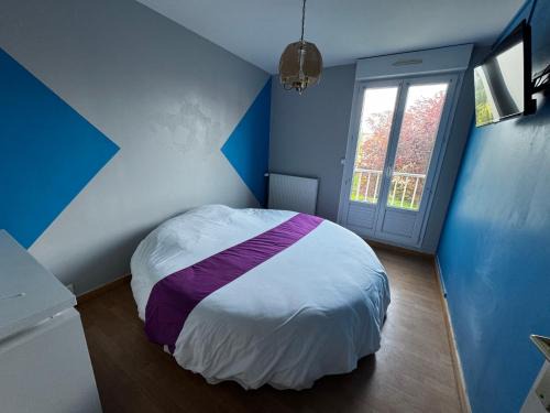 Lamballe House | Chambre avec lit rond insolite proche gare TGV