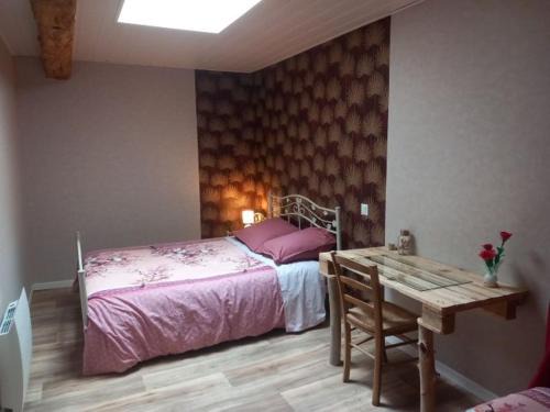 La Roche-sur-Yon House | Chambre bordeaux
