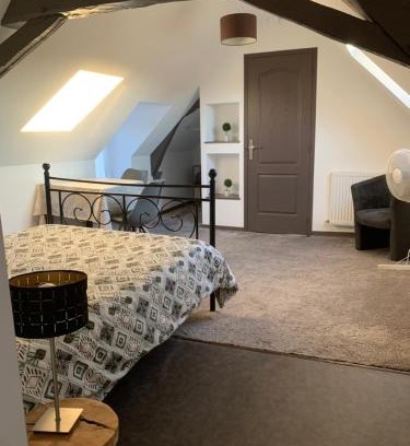 La Menitre Apartment | Chambre chaleureuse avec accès indépendant et sanitaires indépendants