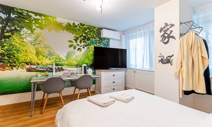 Saint Nicolas - Charles III - Ville vieille - Trois Maisons - Leopold Bed & Breakfast | Chambre d'hôtes Au Coeur De Nancy B&B