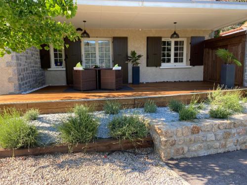 Le Cheylard Bed & Breakfast | Chambre d'hôtes de la Riaille 400 m de la dolce via