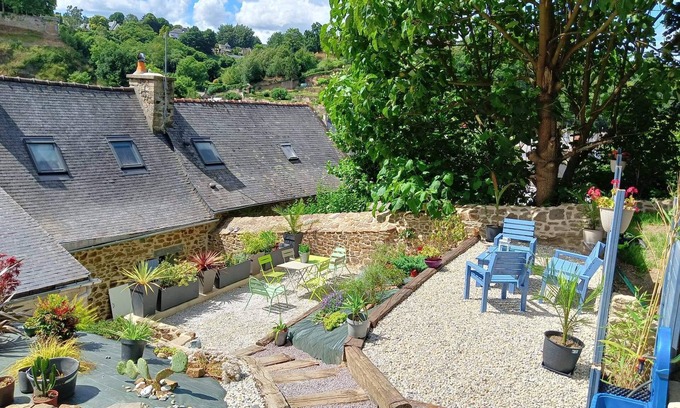 Dinan Bed & Breakfast | Chambre D'hote Familiale de la Maison Bleue