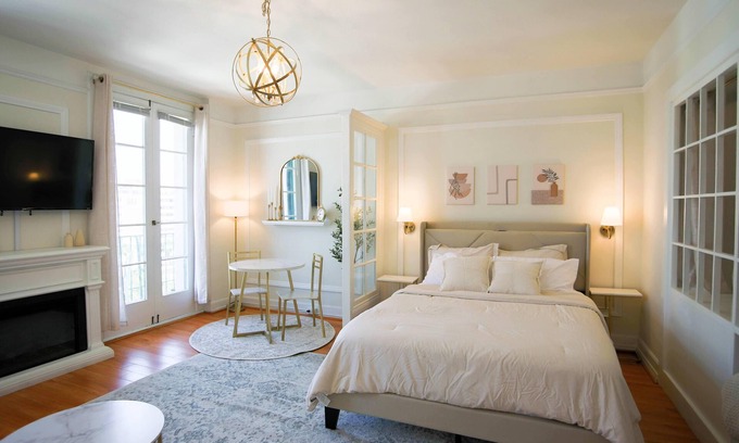 East Village Apartment | Chambre de Bonne in Downtown Long Beach across from the Convention Center~
