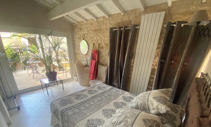 Chateauneuf-de-Gadagne Bed & Breakfast | Chambre en Pierre Avec Accès Piscine et Pool House