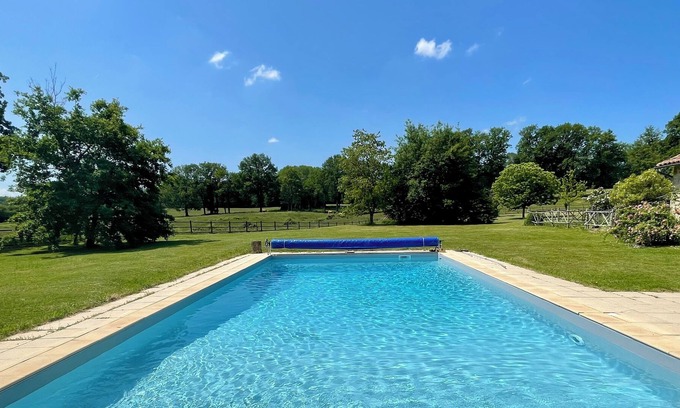 Saint-Laurent-sur-Gorre Bed & Breakfast | Chambre Avec Piscine et Parc Arboré