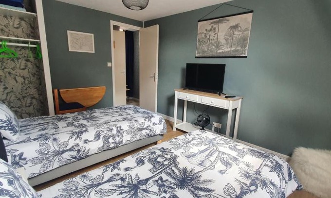 Saint-Quentin-sur-le-Homme Bed & Breakfast | CHAMBRES D'HOTES AVEC PISCINE AUX AGAPANTHES DE CROMEL - Mont Saint Michel