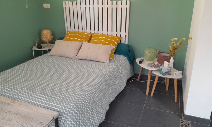 Saint-Thibery Bed & Breakfast | Chambre Indépendante Près des Plages