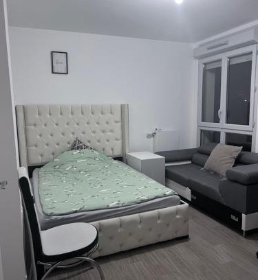 Sartrouville House | Chambre individuelle dans un appartement à 37 de champs élysées