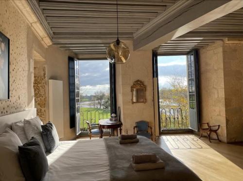 Saincaize-Meauce House | Chambre Isabeau de Sully au château de Meauce