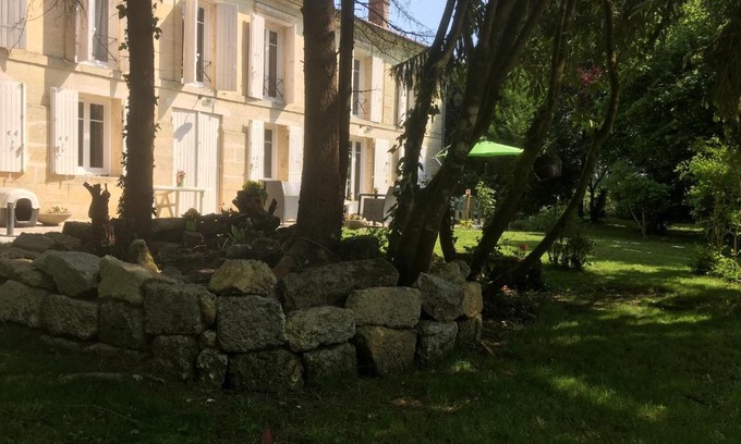 Saint-Vivien-de-Blaye Bed & Breakfast | Chambre La Garenne