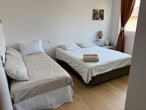 Genay House | Chambre privée climatisé avec salle de bain partagée - Le Sable