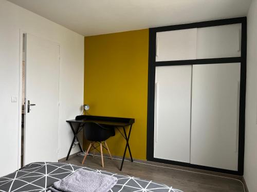 Saint-Vincent House | chambre privée jaune dans appartement partagé